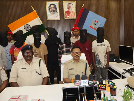 सिमडेगा में PLFI के 9 उग्रवादी गिरफ्तार,सड़क निर्माण कंपनी की गाड़ियों में आग लगाने का किया था प्रयास