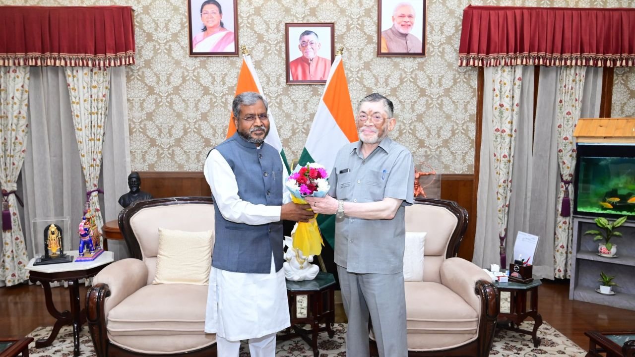 नेता प्रतिपक्ष बाबूलाल मरांडी ने राज्यपाल संतोष गंगवार से की मुलाकात, शराब घोटाले कीCBI से जांच कराने की मांग