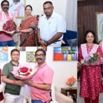 नगर निकाय चुनाव में जीत के बाद विजय उम्मीदवारों ने मुख्यमंत्री हेमंत सोरेन से की मुलाकात, सुधा गुप्ता को कल्पना ने हाथ से खिलाई मिठाई