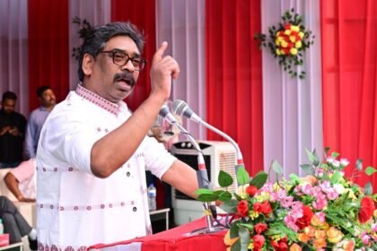 असम में खूब गरजे हेमंत सोरेन, कहा-'छेड़ोगे तो छोड़गे नहीं', लगाया "अबुआ दिशोम अबुआ राज्य का नारा"