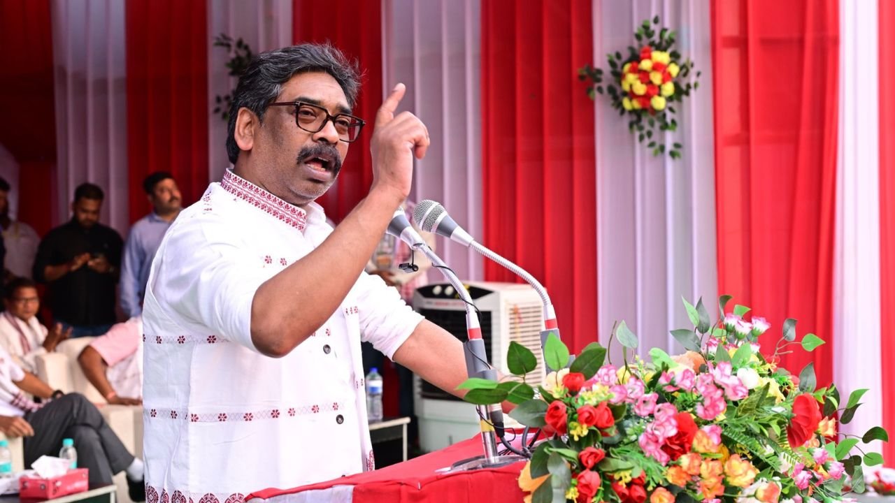 असम में खूब गरजे हेमंत सोरेन, कहा-'छेड़ोगे तो छोड़गे नहीं', लगाया "अबुआ दिशोम अबुआ राज्य का नारा"