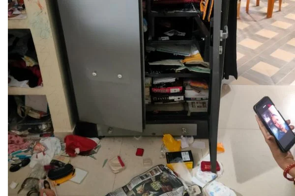 रांची में रामनवमी की रात ताला तोड़कर लाखों की चोरी, 15 लाख के जेवरात और नकद ले उड़े चोर 2 johar live 50