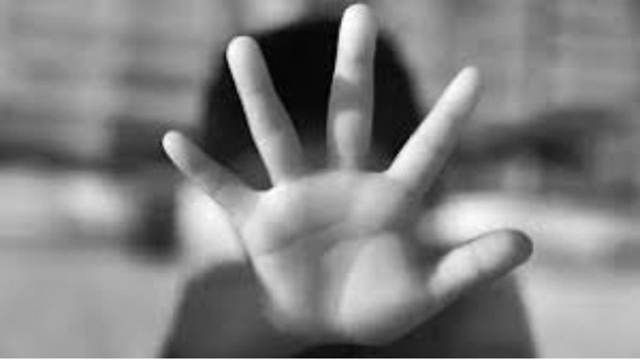 साहिबगंज में खड़ी ट्रेन की बोगी में नाबालिग से यौनाचार, आरोपी फरार