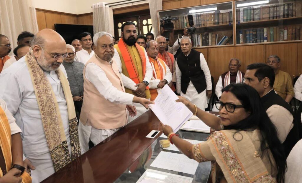 नीतीश कुमार ने राज्यसभा के लिए भरा नामांकन, अमित शाह के साथ मांझी और ललन सिंह भी रहे मौजूद