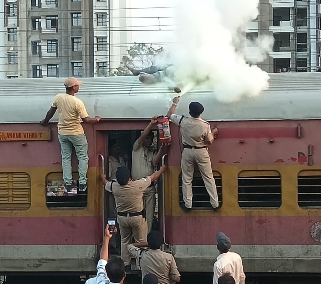 रांची रेलवे स्टेशन पर ट्रेन की छत पर चढ़ा युवक, हाईटेंशन तार की तार के चपेट में आया
