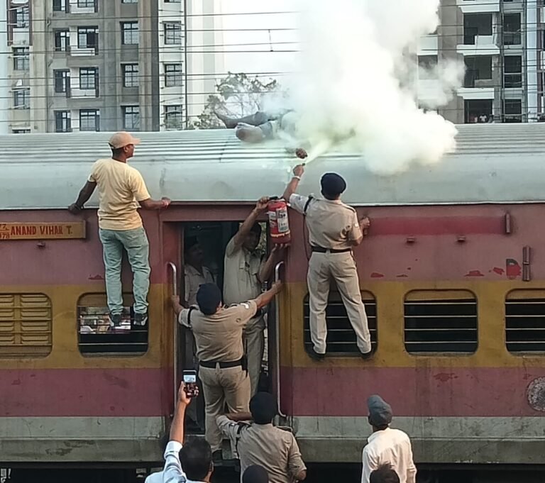 रांची रेलवे स्टेशन पर ट्रेन की छत पर चढ़ा युवक, हाईटेंशन तार की तार के चपेट में आया