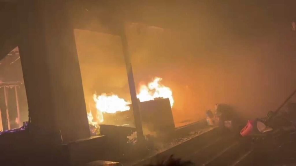 रांची के अश्विनी स्टील के गोदाम में लगी भीषण आग, शॉर्ट सर्किट की वजह से हुआ बड़ा नुकसान