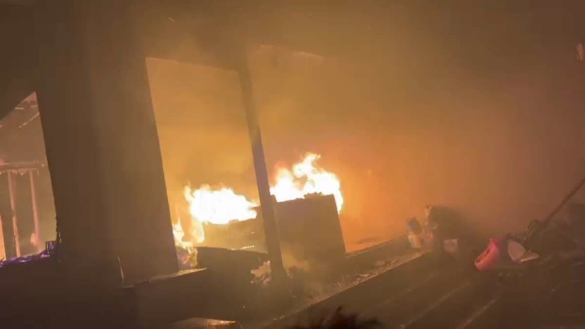 रांची के अश्विनी स्टील के गोदाम में लगी भीषण आग, शॉर्ट सर्किट की वजह से हुआ बड़ा नुकसान