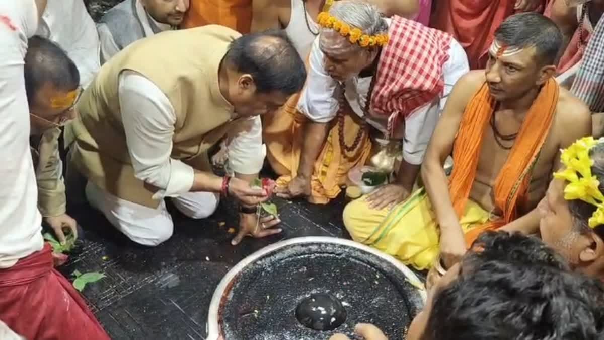 असम में वोटिंग से पहले हिमंता बिस्वा सरमा पहुंचे देवघर, बाबा बैद्यनाथ धाम मंदिर में की पूजा अर्चना