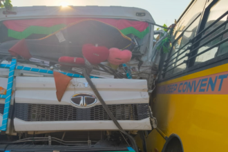 पलामू में स्कूल बस में हाइवा ने मारी टक्कर, खलासी की मौत, बाल-बाल बचे छात्र
