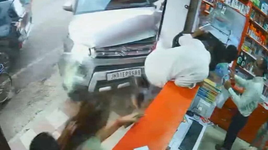 रांची के मेडिकल स्टोर में अनियंत्रित होकर घुसी कार, लोगों ने दुकान के अंदर कूदकर बचाई जान