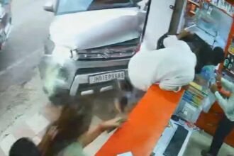 रांची के मेडिकल स्टोर में अनियंत्रित होकर घुसी कार, लोगों ने दुकान के अंदर कूदकर बचाई जान