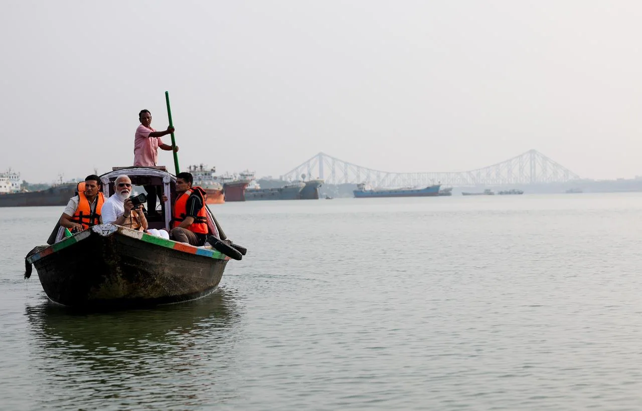 290b9tdg pm modi boat ride in hooghly