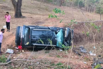 बिहार के बांका में दर्दनाक सड़क हादसा, बाइक को टक्कर मार कार खाई में गिरी, तीन की मौत, चार घायल