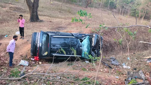 बिहार के बांका में दर्दनाक सड़क हादसा, बाइक को टक्कर मार कार खाई में गिरी, तीन की मौत, चार घायल