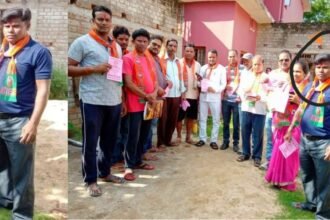 विष्णुगढ़ हत्या कांड के आरोपी भीम राम से BJP ने झाड़ा पल्ला, JMM ने पुरानी तस्वीर जारी कर पूछा सवाल