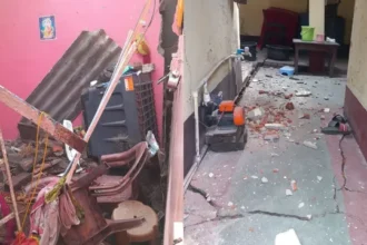 धनबाद में जमीन फटनें से घरों में दरारें, दहशत का माहौल; BCCL से तत्काल पुनर्वास की मांग