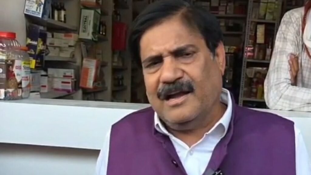 महाराष्ट्र-हरियाणा से आ जाता है, ऐसे ठेकेदार-इंजीनियर को उल्टा लटकाकर जूते से मारना चाहिए- BJP विधायक सतेंद्र तिवारी के बिगड़े बोल