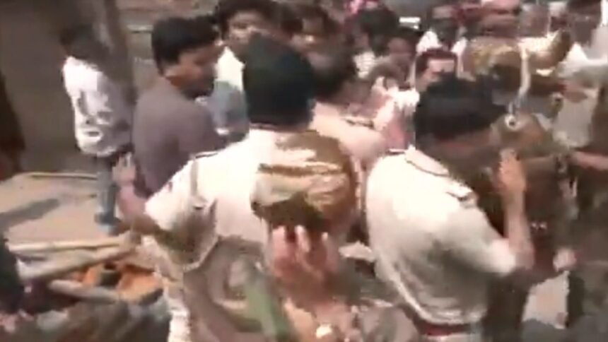 West Bengal Assembly Elections 2026:सिलिगुड़ी में भिड़े BJP-TMC कार्यकर्ता, मुर्शिदाबाद में हुमायूं कबीर और ममता समर्थकों में भिड़त 1 West Bengal Assembly Elections 2026:सिलिगुड़ी में भिड़े BJP-TMC कार्यकर्ता, मुर्शिदाबाद में हुमायूं कबीर और ममता समर्थकों में भिड़त
