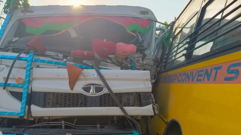 पलामू में स्कूल बस में हाइवा ने मारी टक्कर, खलासी की मौत, बाल-बाल बचे छात्र