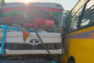 पलामू में स्कूल बस में हाइवा ने मारी टक्कर, खलासी की मौत, बाल-बाल बचे छात्र