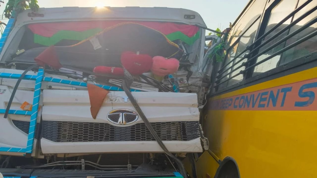 पलामू में स्कूल बस में हाइवा ने मारी टक्कर, खलासी की मौत, बाल-बाल बचे छात्र