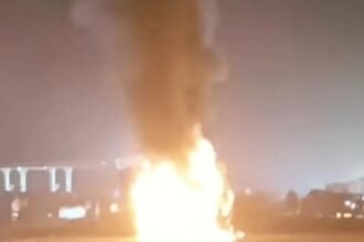 चलती स्कार्पियो में लगी आग, 5 लोगों ने कूदकर बचाई जान,पटना से छपरा जा रहे थे सभी