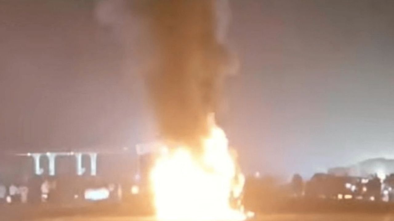 चलती स्कार्पियो में लगी आग, 5 लोगों ने कूदकर बचाई जान,पटना से छपरा जा रहे थे सभी