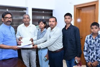 चतरा विमान हादसे में जान गवांने वाले मृतक के आश्रितों से मुख्यमंत्री ने की मुलाकात, हेमंत सोरेन ने कहा-सरकार करेगी हर संभव सहायता