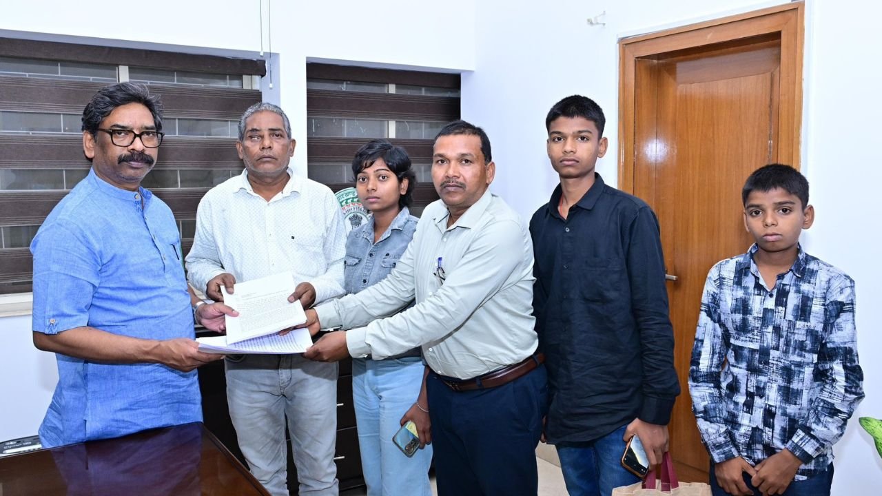 चतरा विमान हादसे में जान गवांने वाले मृतक के आश्रितों से मुख्यमंत्री ने की मुलाकात, हेमंत सोरेन ने कहा-सरकार करेगी हर संभव सहायता