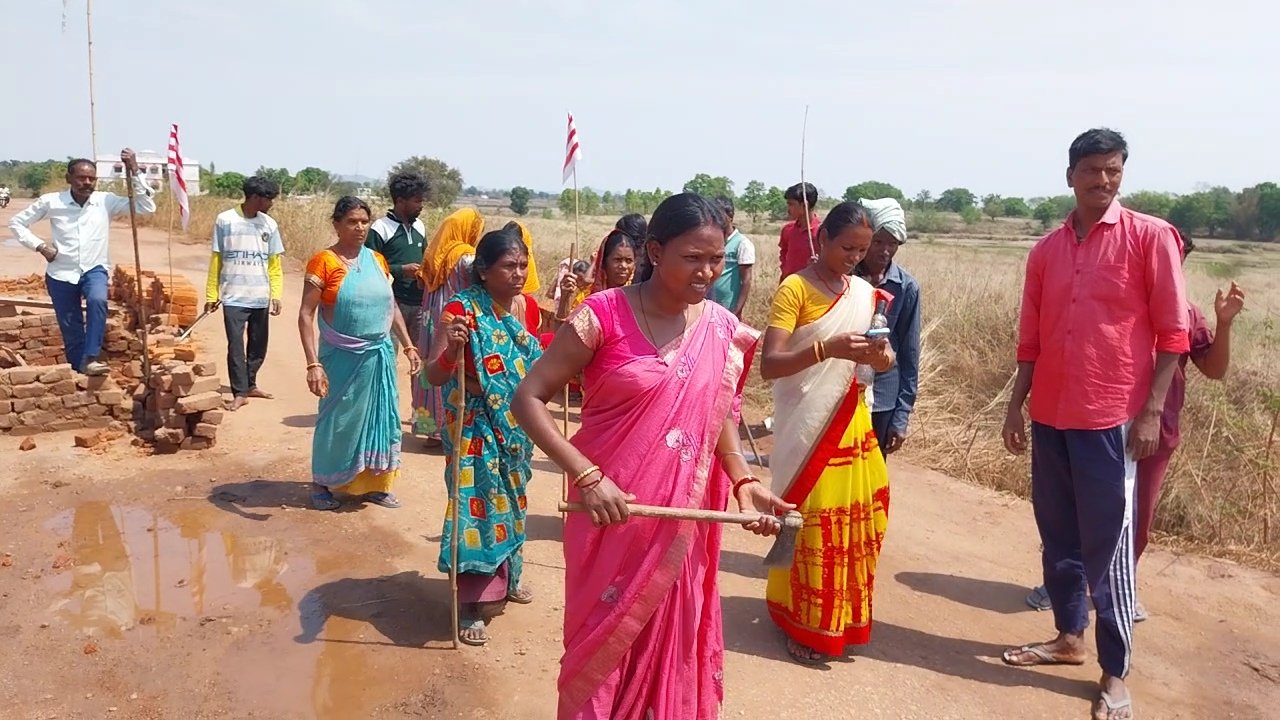 लोहरदगा में नहीं थम रहा बॉक्साइट परिवहन विवाद, ग्रामीणों ने सड़क को किया जाम 1 WhatsApp Image 2026 04 05 at 4.31.30 PM