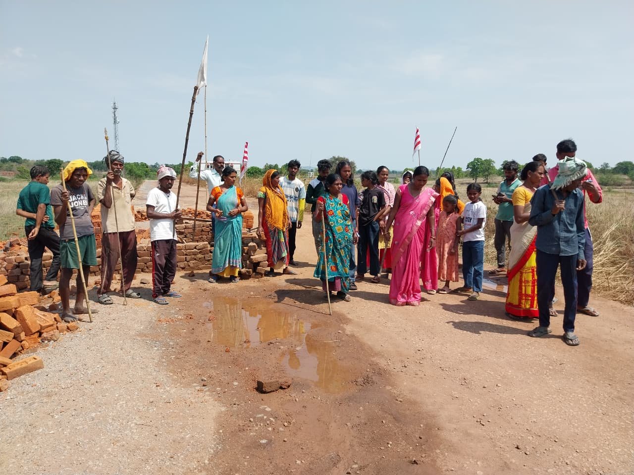 लोहरदगा में नहीं थम रहा बॉक्साइट परिवहन विवाद, ग्रामीणों ने सड़क को किया जाम 3 WhatsApp Image 2026 04 05 at 4.31.33 PM