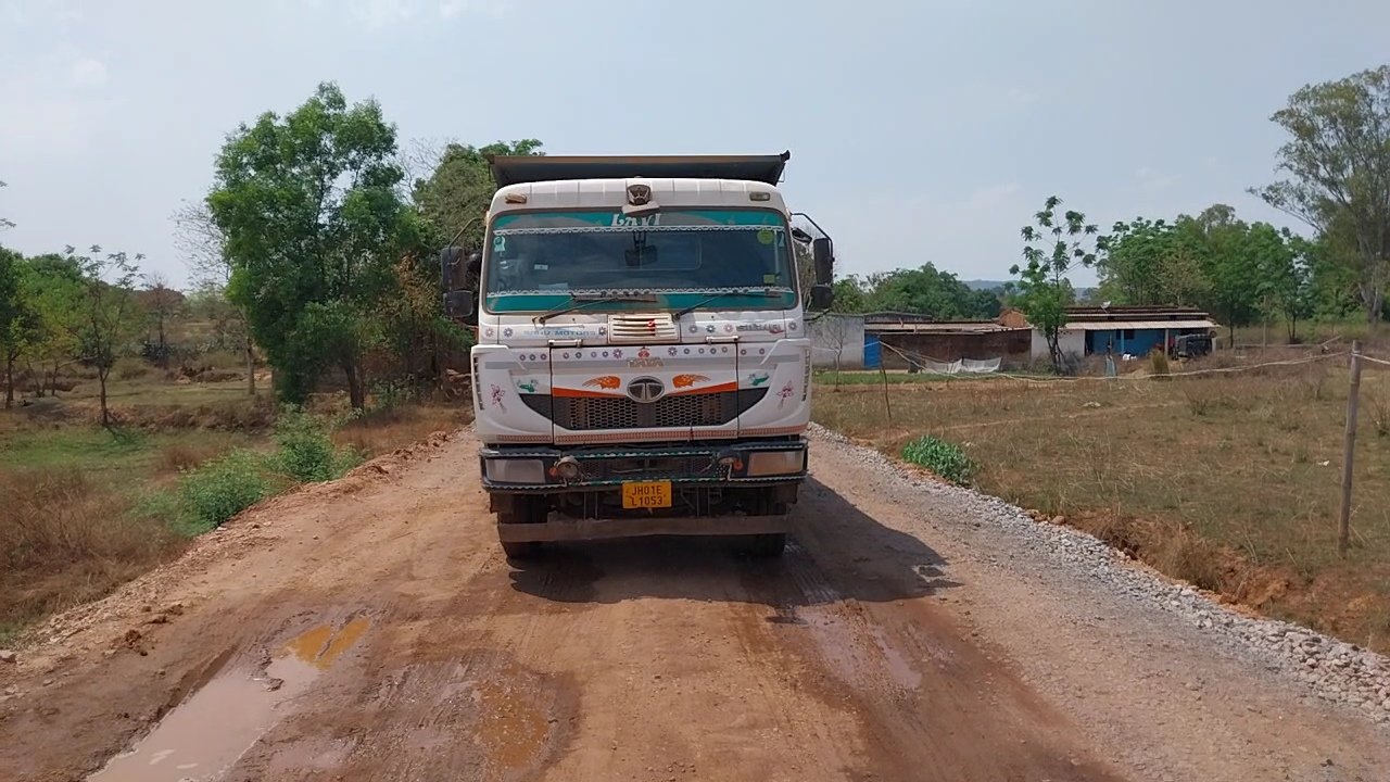 लोहरदगा में नहीं थम रहा बॉक्साइट परिवहन विवाद, ग्रामीणों ने सड़क को किया जाम 4 WhatsApp Image 2026 04 05 at 4.31.38 PM