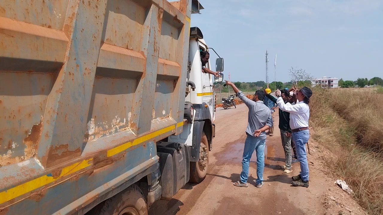 लोहरदगा में नहीं थम रहा बॉक्साइट परिवहन विवाद, ग्रामीणों ने सड़क को किया जाम 2 WhatsApp Image 2026 04 05 at 4.31.39 PM