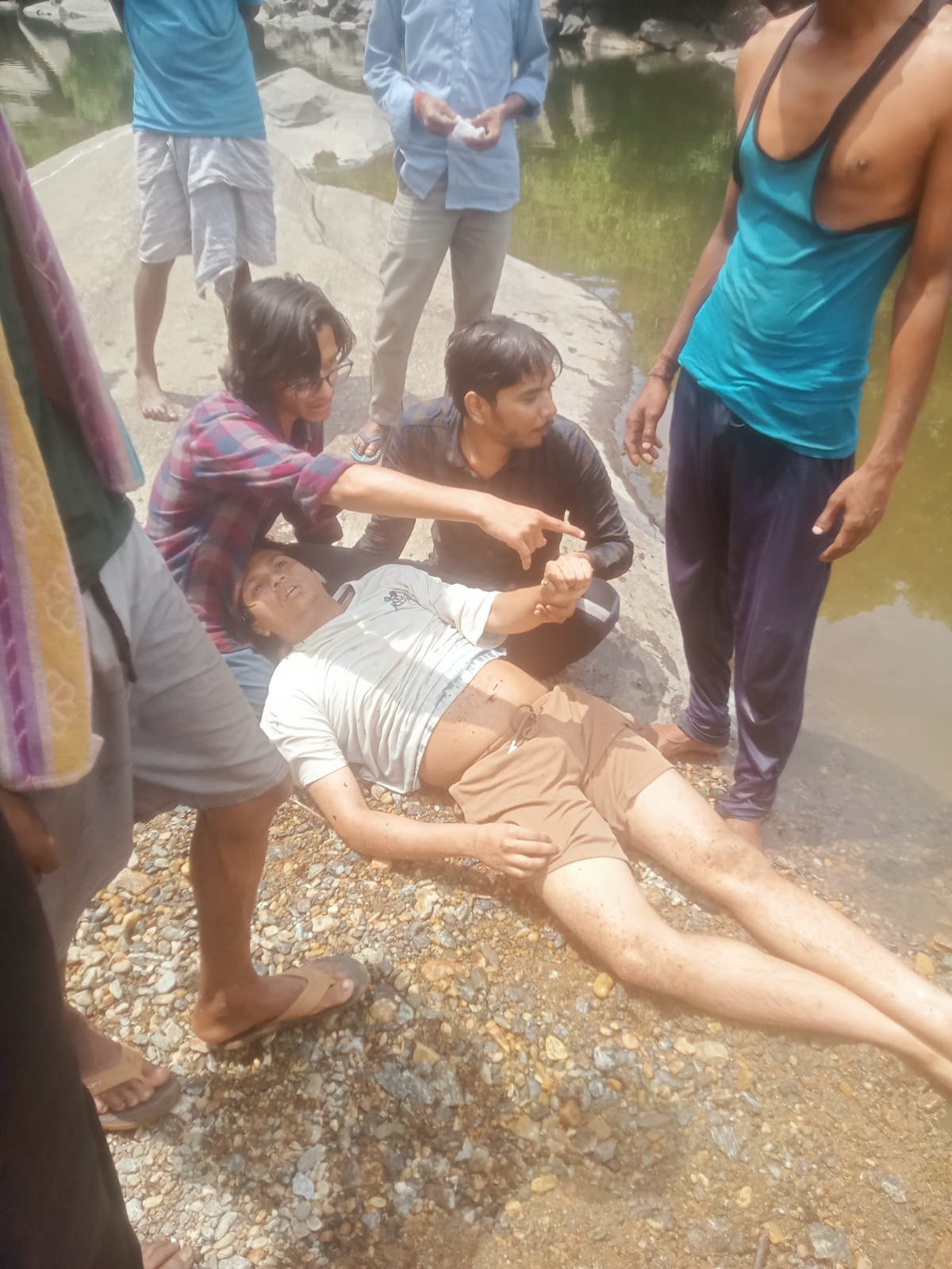 रांची के हुंडरू फॉल में चार छात्र डूबे, सेल्फी लेने के दौरान फिसला पैर, लोगों ने ऐसे बचाई जान 1 WhatsApp Image 2026 04 05 at 5.36.31 PM