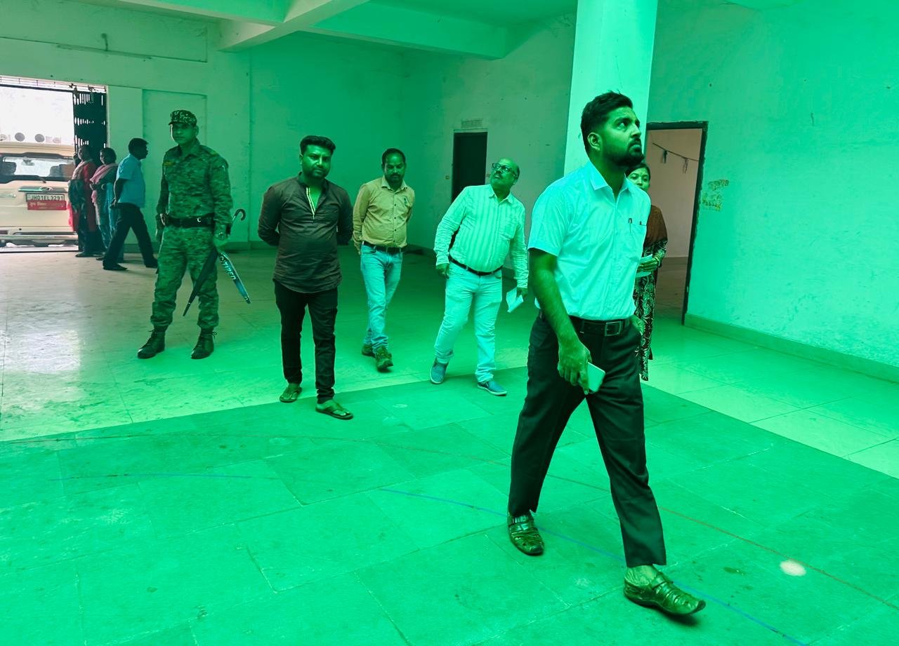 लोहरदगा में जिला परिषद डाक बंगला का होगा कायाकल्प, आधुनिक सुविधाओं से होगा लैस, DDC के निर्देश पर शुरू हुई साफ-सफाई 2 WhatsApp Image 2026 04 07 at 8.39.13 P