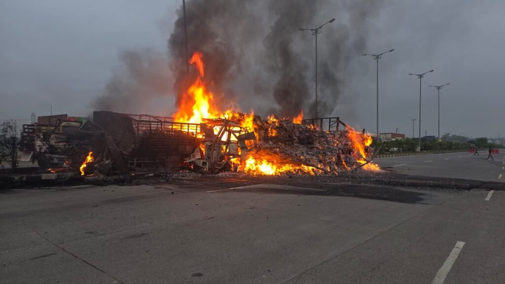 गिरिडीह में दर्दनाक सड़क हादसा: तीन ट्रकों में लगी आग, ड्राइवर-खलासी जिंदा जले