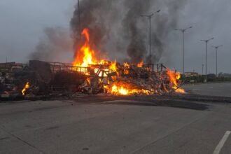 गिरिडीह में दर्दनाक सड़क हादसा: तीन ट्रकों में लगी आग, ड्राइवर-खलासी जिंदा जले