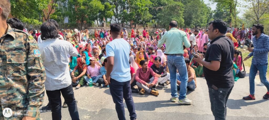 ओरिएंट क्राफ्ट के खिलाफ 3000 महिलाओं का प्रदर्शन, कई महीनों से नहीं मिला वेतन, रघुवर सरकार में कंपनी को एक रुपए में मिली थी जमीन