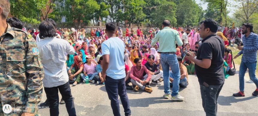 ओरिएंट क्राफ्ट के खिलाफ 3000 महिलाओं का प्रदर्शन, कई महीनों से नहीं मिला वेतन, रघुवर सरकार में कंपनी को एक रुपए में मिली थी जमीन 1 ओरिएंट क्राफ्ट के खिलाफ 3000 महिलाओं का प्रदर्शन, कई महीनों से नहीं मिला वेतन, रघुवर सरकार में कंपनी को एक रुपए में मिली थी जमीन