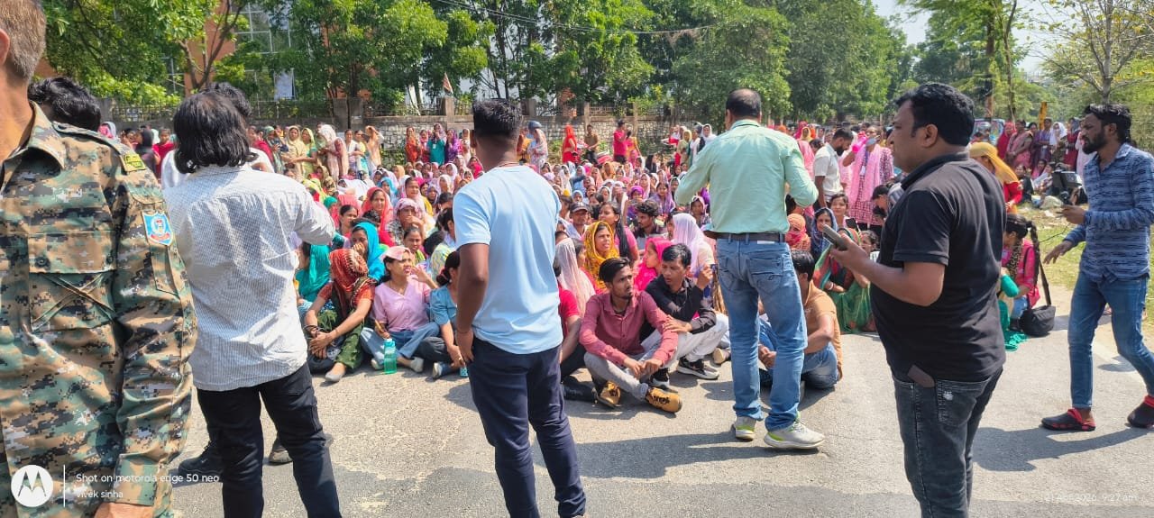 ओरिएंट क्राफ्ट के खिलाफ 3000 महिलाओं का प्रदर्शन, कई महीनों से नहीं मिला वेतन, रघुवर सरकार में कंपनी को एक रुपए में मिली थी जमीन