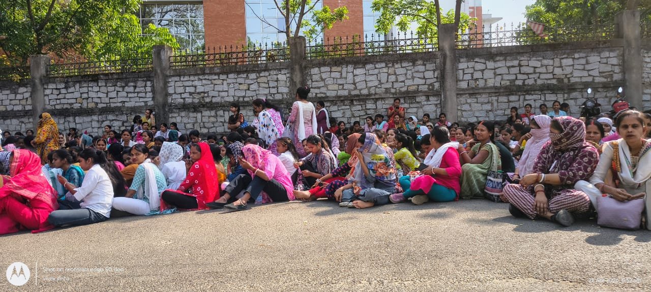 The protest continued for the second day at Orient Craft in Ranchi, with thousands of women protesting outside the gate.