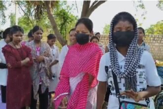 चाईबासा के मजदूर तमिलनाडू में बंधक, कंपनी प्रबंधक पर पिटाई का आरोप, मुख्यमंत्री हेमंत सोरेन जांच कर मदद पहुंचाने का दिया आदेश