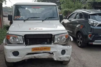 बोकारो में तेज रफ्तार कार और पुलिस वैन में टक्कर, 4 घायल, 3 की हालत गंभीर 