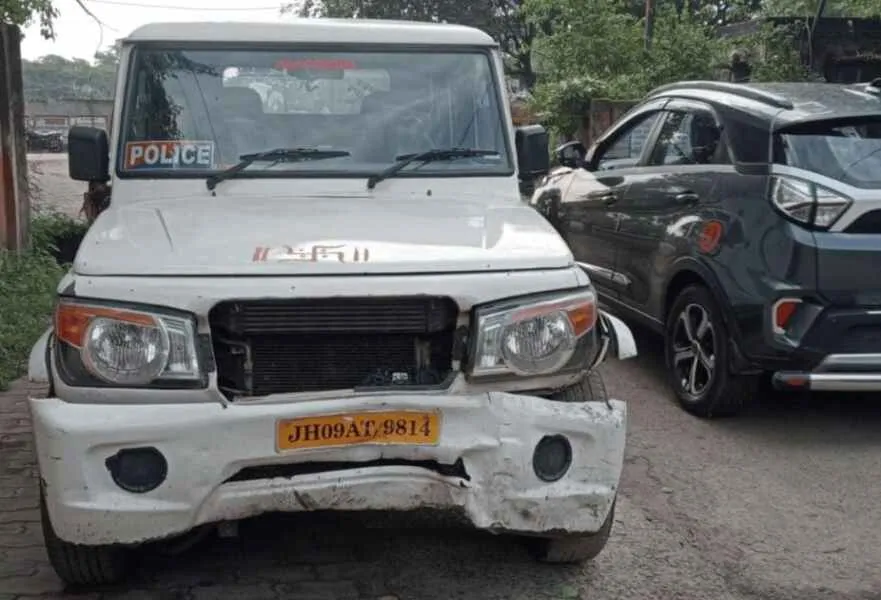 बोकारो में तेज रफ्तार कार और पुलिस वैन में टक्कर, 4 घायल, 3 की हालत गंभीर 