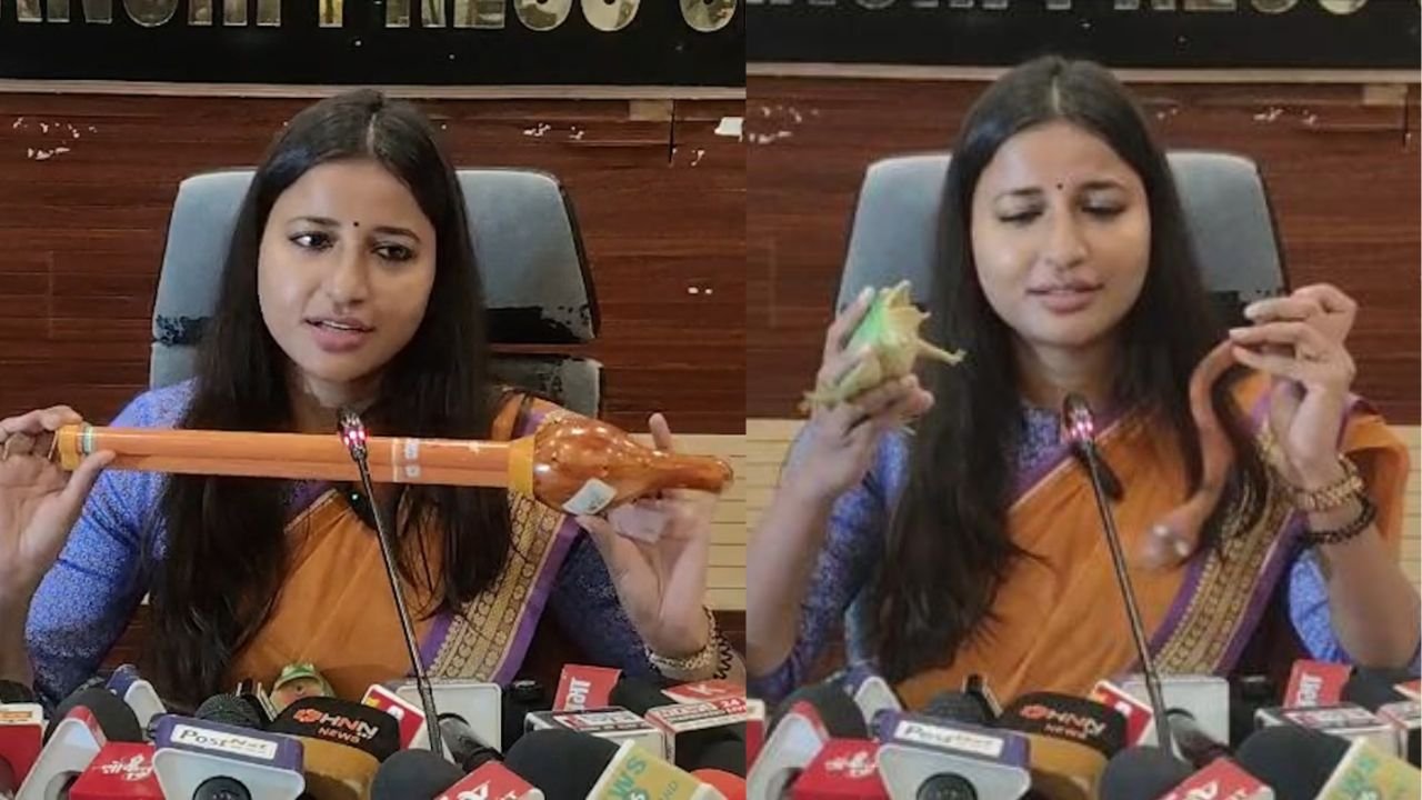 अंबा प्रसाद ने JMM प्रवक्ता की तुलना मेंढ़क से कर दी, प्रेस कांफेंस में सांप वाले बयान के जवाब में बीन लेकर पहुंची