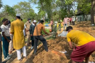 गोद ली हुई बेटी ने प्रेमी के साथ मिलकर कर दी मां की हत्या, घर में पड़ा था शव और ऑनलाइन मंगा रही थी खाना