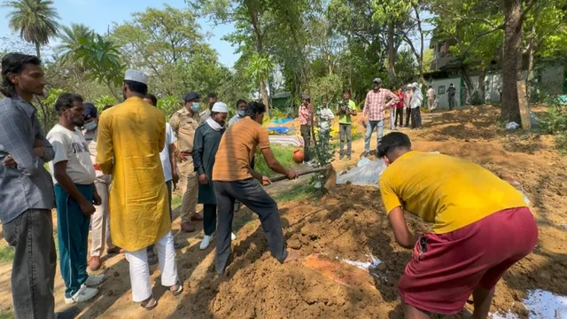 गोद ली हुई बेटी ने प्रेमी के साथ मिलकर कर दी मां की हत्या, घर में पड़ा था शव और ऑनलाइन मंगा रही थी खाना
