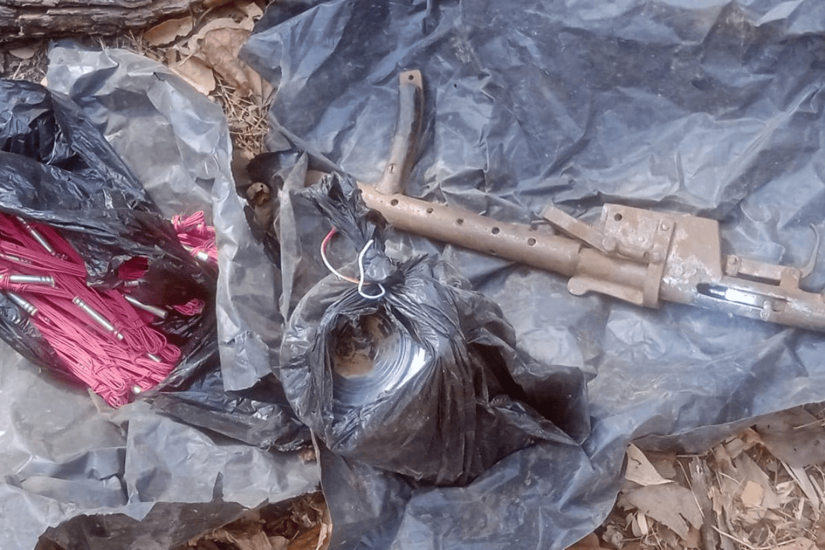 औरंगाबाद में नक्सलियों की बड़ी साजिश नाकाम, पहाड़ के नीचे दबा मिला कार्रबाइन और विस्फोटकों का जखीरा