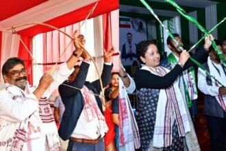 तीन-धनूष के साथ प्रचार कर रहे है हेमंत और कल्पना, मुख्यमंत्री ने कहा असम में आदिवासियों की स्थिति देखकर आती है शर्म